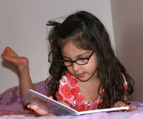Kids reading (Flickr photo by Courosa)